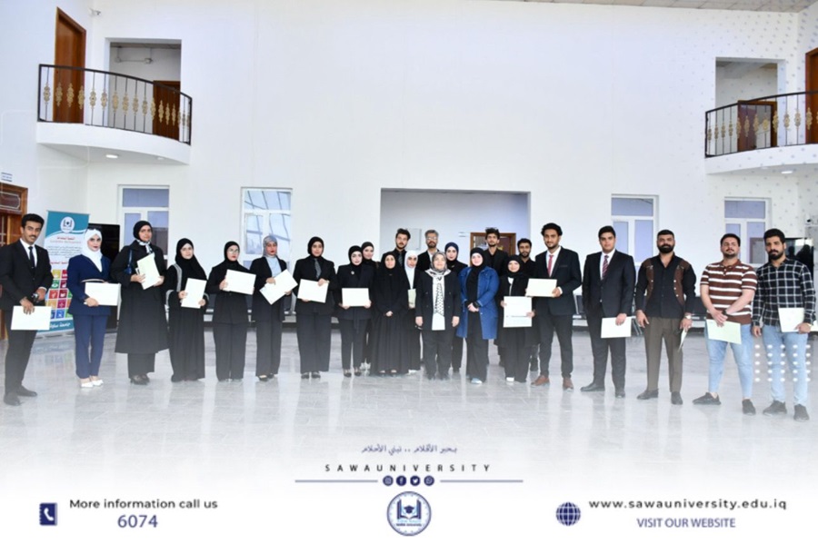 عمادة كلية التربية تكرم طلبتها