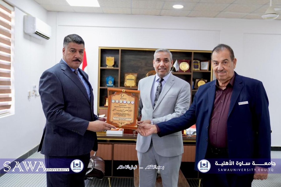 الجنابي يسلم الغزي درع مؤتمر جامعتنا المشترك مع جامعة واسط