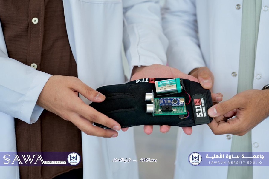 يكرم طلبة صنعوا جهاز مساعدة فاقدي البصر (الكف الالكتروني)