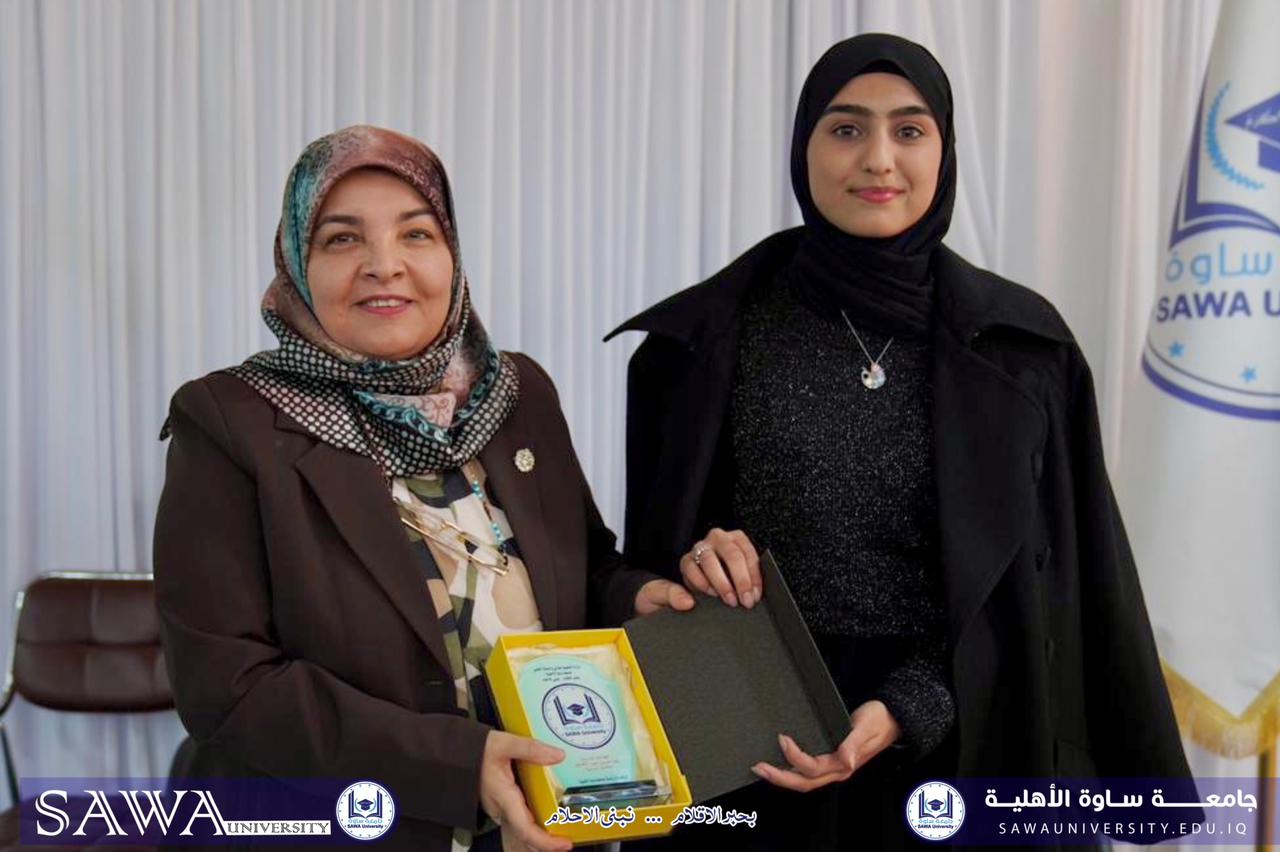 عميدة كلية التربية تكرم الطالبة الرسامة